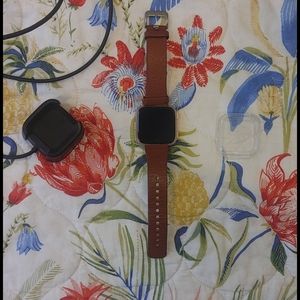 Fitbit Versa (Gen 1) + Accessories